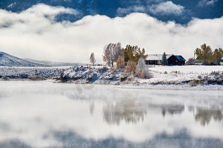 天空围栏摄影照片_美国科罗拉多州沃尔福德山水库冬季景观。 
