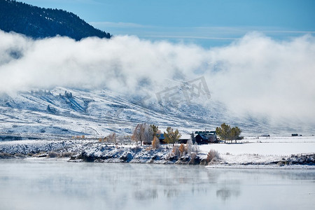 美国科罗拉多州沃尔福德山水库冬季景观。 