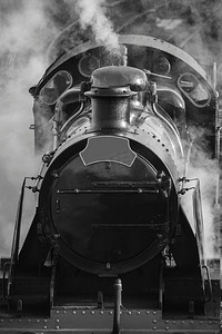 维多利亚时代摄影照片_72188650 -维多利亚时代的蒸汽火车引擎与全蒸汽在黑色和白色