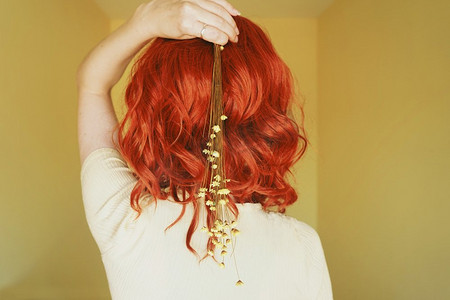  美丽和精致红发女人在一个黄色房间                              