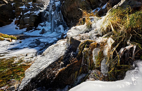 冷淡摄影照片_在秋天的森林瀑布上的冰柱在天空池塘附近。美国科罗拉多州落基山国家公园。 