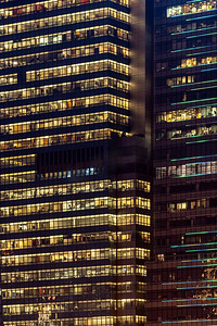 城市抽象-商业中心办公楼的窗立面，在夜间有反光和色彩。香港中国