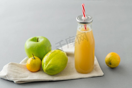 健康饮食、节食和环保理念-可重复使用的带吸管的果汁玻璃瓶。可重复使用的玻璃瓶加吸管的果汁