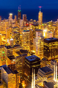日落鸟瞰美国伊利诺伊州芝加哥市中心的芝加哥天际线建筑和密歇根湖。