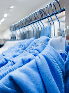 购物时间概念服装时尚服装在botique商店市场。新的收藏挂在商店超市。服装店里的衣服。