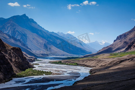 喜马拉雅山的斯皮提河。印度喜马偕尔邦，斯皮提山谷。喜马拉雅山的斯皮提河