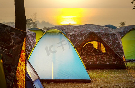 露营装备摄影照片_日出时露营中的帐篷