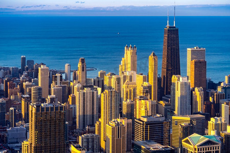 日落鸟瞰美国伊利诺伊州芝加哥市中心的芝加哥天际线建筑和密歇根湖。