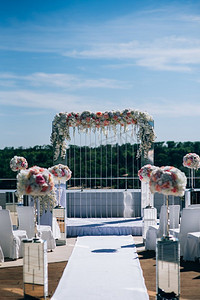婚礼装饰品包括鲜花和婚礼拱门，