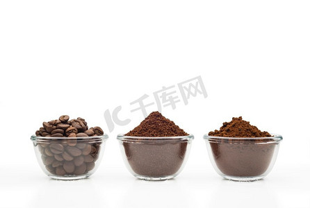 咖啡豆，研磨咖啡和速溶咖啡，在一个干净的白色背景的小玻璃杯