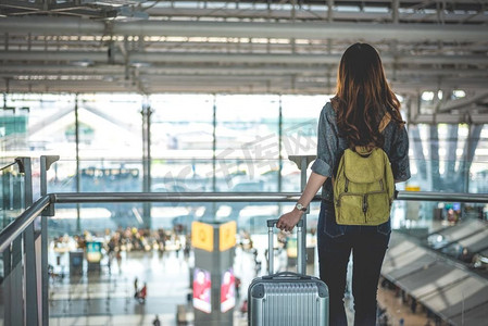 在机场等待航班起飞的美女游客。人与生活方式的概念。旅行和冒险主题。后视图肖像。