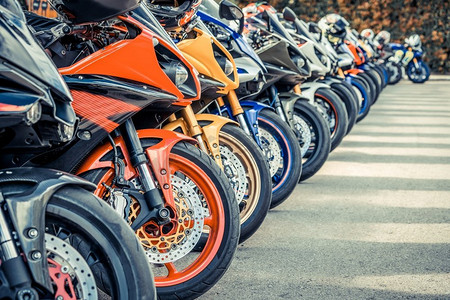 冒险之旅中，摩托车集体停放在城市街道上。摩托车手社区出行理念。