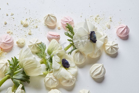 丁香叶摄影照片_鲜花和蛋白酥皮饼干隔绝在白色背景。白色的花朵在白色背景