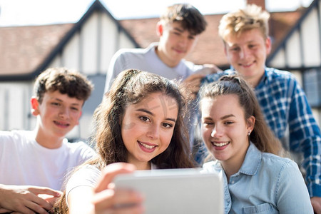 一群十几岁的青少年在户外用手机自拍