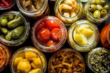 玻璃罐中的蜜饯蔬菜。俯视图。玻璃罐中的蜜饯蔬菜。