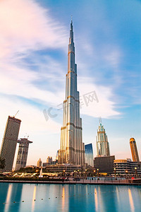 2018年摄影照片_迪拜，阿联酋—2018年2月：哈利法塔，世界上最高的塔在夜间，迪拜塔市中心。’