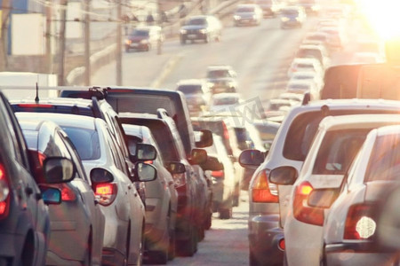 城市、道路、高峰时间的交通堵塞