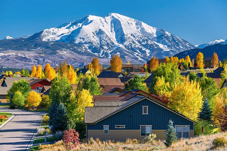 美国科罗拉多州秋天的住宅区。索普里斯山风景。