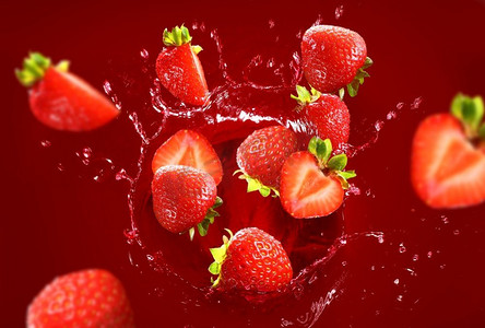 草莓落入果汁与巨大的飞溅
