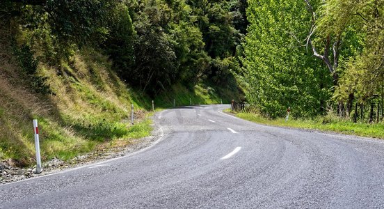 被遗忘的世界高速公路，新西兰塔拉纳基。在新西兰塔拉纳基，通过农田的孤独风景公路