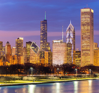 芝加哥市中心城市风景地平线和摩天大楼办公楼与密歇根湖日落在芝加哥市伊利诺伊州美国。