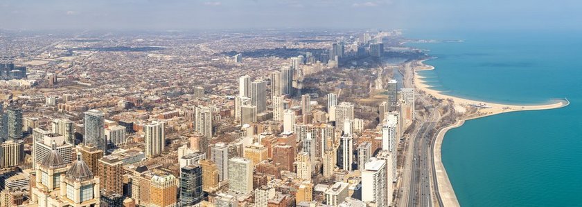 全景鸟瞰芝加哥市中心Cityscape的天际线和摩天大楼，以及美国伊利诺伊州芝加哥的密歇根湖办公楼。
