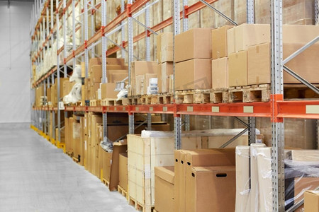 物流、仓储、运输和行业概念—货物存储在仓库货架上。仓库货架货物存放