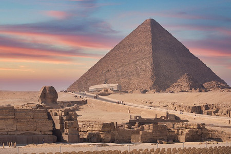 日照摄影照片_埃及吉萨大金字塔的图像。