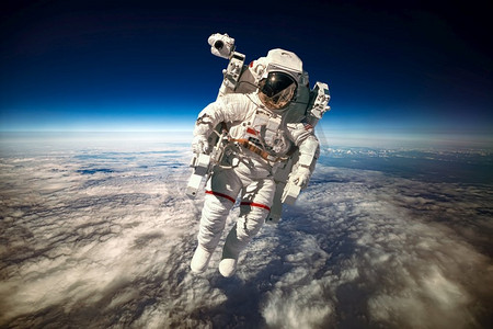 宇航员在外太空的背景下地球。这张照片由NASA提供。