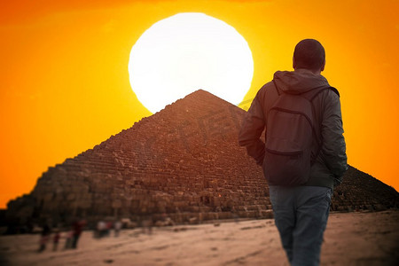在吉萨法老的古代金字塔背景下的一个人。埃及