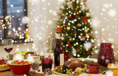 圣诞晚餐和吃概念—食物和饮料在家里的桌子上超过雪。在家里的圣诞餐桌上的食物和饮料