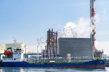 日本川崎石油化工厂装载燃料的油轮