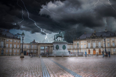 雷雨大并伴有闪电。哥本哈根的皇家阿马林堡宫殿。丹麦。雷雨大并伴有闪电。