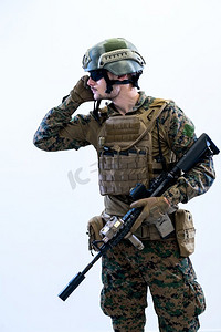 部队摄影照片_美国海军陆战队特种作战现代作战士兵，装备有火力武器和防护部队战术装备，准备战斗