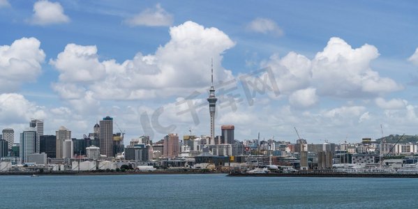 相约新西兰摄影照片_奥克兰市中心的天际线和新西兰奥克兰的标志性地标奥克兰天空塔。