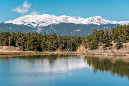 湖和反射与岩石和山在雪在秋天。美国科罗拉多州的落基山脉。 