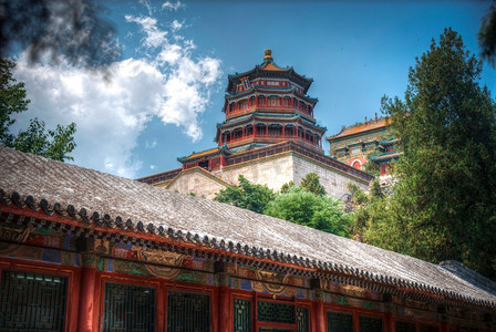 颐和园是皇帝们在北京郊区的避暑别墅。颐和园