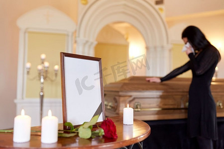相框、蜡烛、女人、棺材