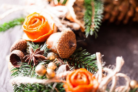 圣诞芳香生态花环，配以干橙色和八角星形，装饰橘皮玫瑰，特写细节。圣诞芳香环保花环