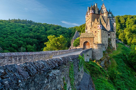 精彩即将开始摄影照片_德国莱茵兰-巴拉蒂纳州的伯格·埃尔茨城堡。在1157年之前开始施工。