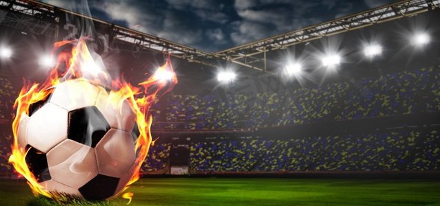 燃烧的足球在体育场。足球或足球球着火在体育场