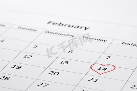 2.14摄影照片_日历上的2月14日，情人节，红心约会。’ 2月14日情人节
