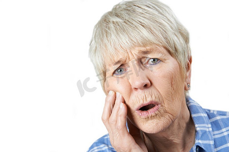 患有牙痛的老年妇女画像