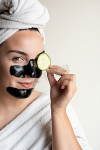 在家中用黄瓜去除黑头和黑眼圈的女人-自制美容水疗