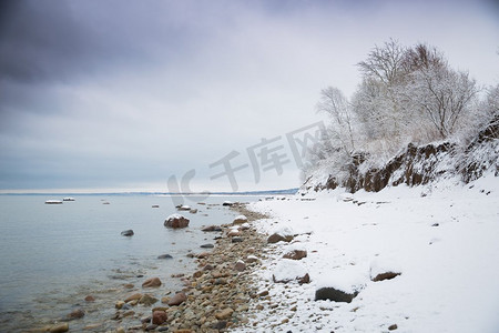 冬天的波罗的海。水为背景的雪