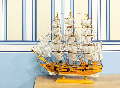 特写镜头帆船模型在白色和蓝色背景