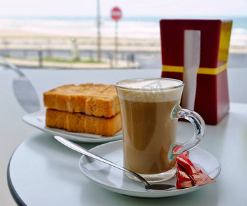 假期ing摄影照片_传统葡萄牙吐司和咖啡