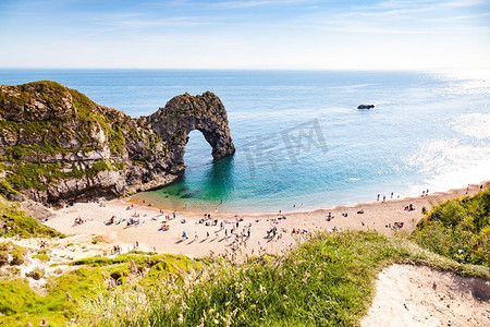 英国多塞特郡侏罗纪海岸Durdle Door鸟瞰--英国夏季度假胜地