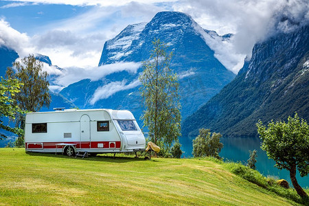 家庭度假摄影照片_家庭度假旅行房车，房车度假，房车度假。美丽的自然挪威自然景观。