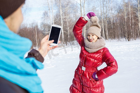 他在散步摄影照片_在冬季公园散步年轻人在冬季公园使他的女朋友的照片